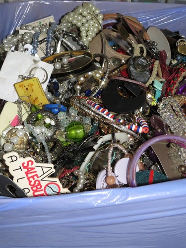 MIXED JEWELRY LOT CRAFT REPAIR REDESING JEWELRY MIXED AGES LOT OF 25 LBS # 335 - Picture 2 of 2