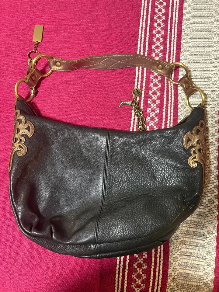 Bolsa de mão LUCE preta couro genuíno cravejada de metal / acabamento dourado - Imagem 2 de 4