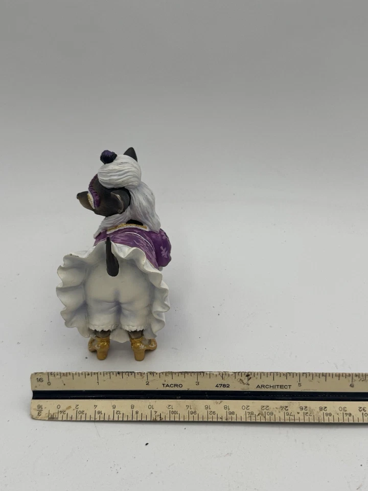 Estatuilla Aye Chihuahua - Vestido y máscara de mascarada púrpura - Perro coleccionable Foto 2 de 3