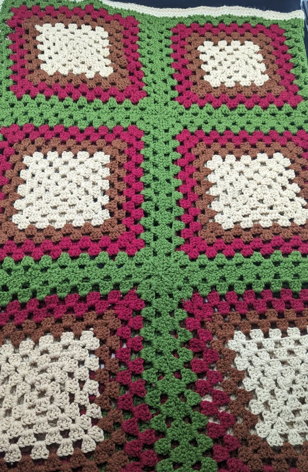Vintage Hecho a Mano Crochet Granny Cuadrado Patchwork Afgano Verde Oliva 61x47 Foto 2 de 4