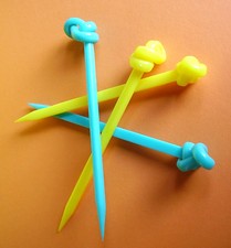 2004 / QUATRE PIQUES A CHIGNON EN PLASTIQUE