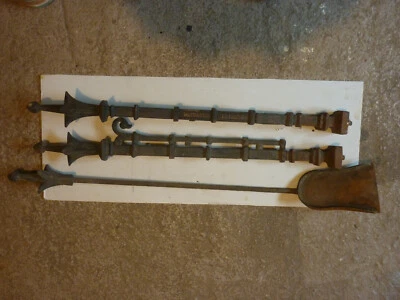 Pièces de fonderie Dommartin le Francpouvant servir à la fabrication de chenêts - Photo 1/2