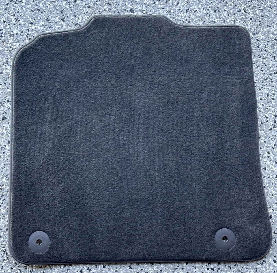 Комплект оригинальных темно-серых передних и задних напольных ковриков для Audi Q5 2014-2017 от оригинального производителя - Изображение 2 из 4