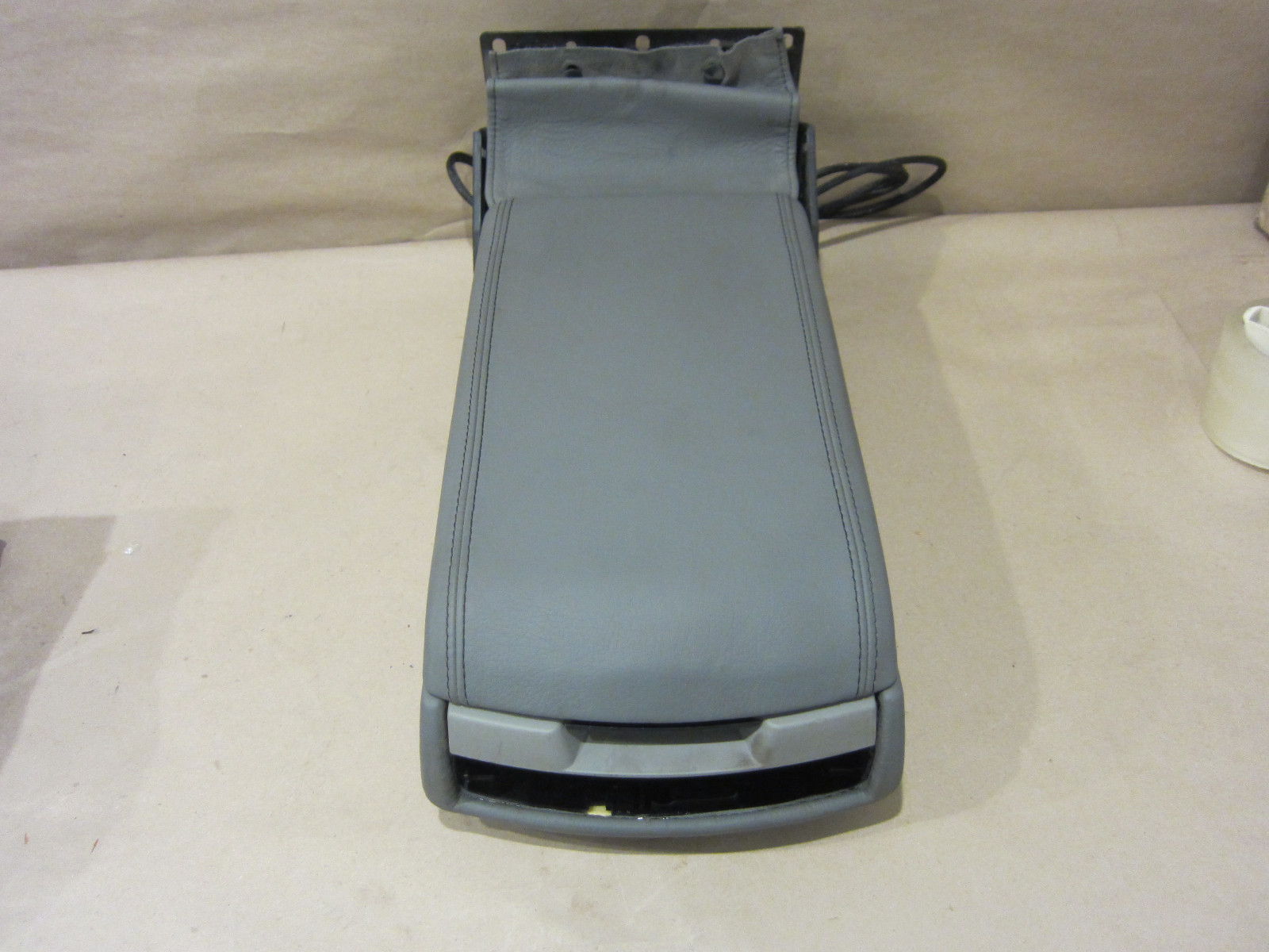 Maserati Quattroporte Rear Arm Rest/Console With Winterpack-Gray  9814221..