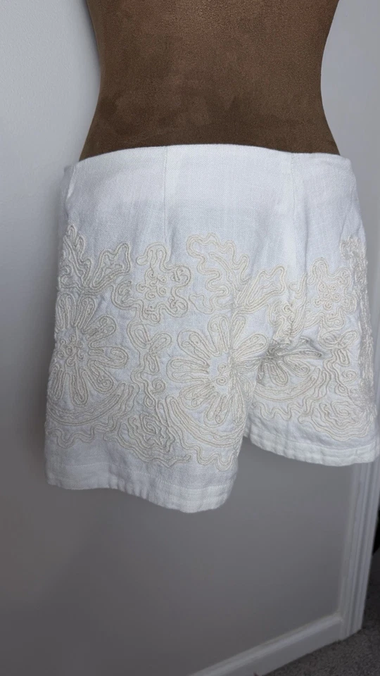 Pantalones Cortos Medianos Chelsea & Violeta Bordados Marfil Off-White Mezcla de Lino Sin Bolsillo Foto 2 de 4