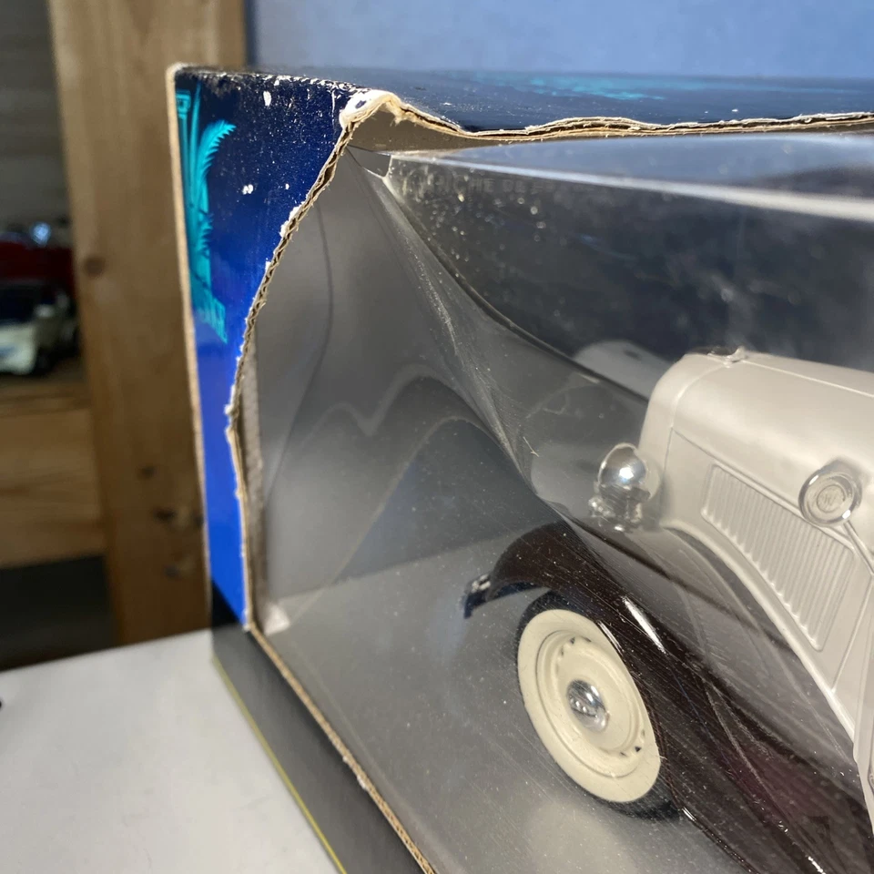 VINTAGE HERSHEY’s MILK CHOCOLATE Ford  V8 Truck 1/18 SOLIDO Prestige - Image 3 of 4