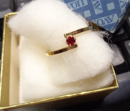 ANILLO PIEDRA DE NACIMIENTO AVON Joyería de Moda De Colección Talla 9 ~ JULIO RUBÍ / 1979 Copyright - Imagen 4 de 10