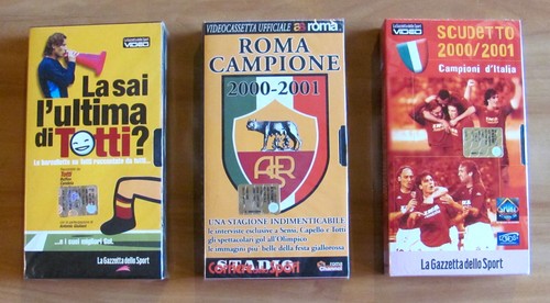 3 VHS - LA SAI L'ULTIMA DI TOTTI? + ROMA CAMPIONE + SCUDETTO 2000/01 Blister* - Picture 2 of 5