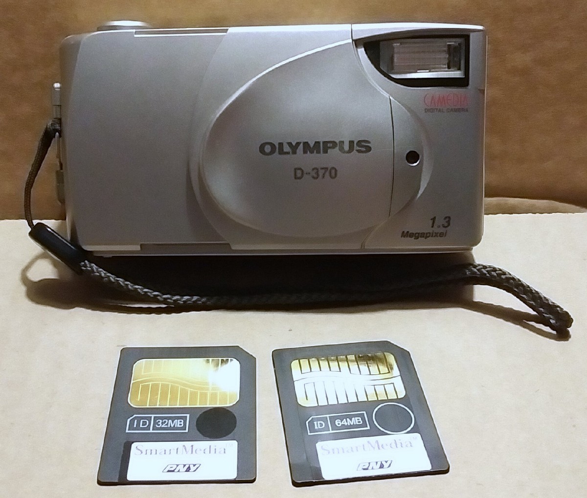 OLYMPUS D-370 1.3MP CAMEDIA DIGITAL CAMERA + 2 PNY (32 & 64 MB