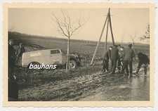 Foto Auto-PKW -Oldtimer-Transporter-Van- wird aus dem Feld gezogen(u99)