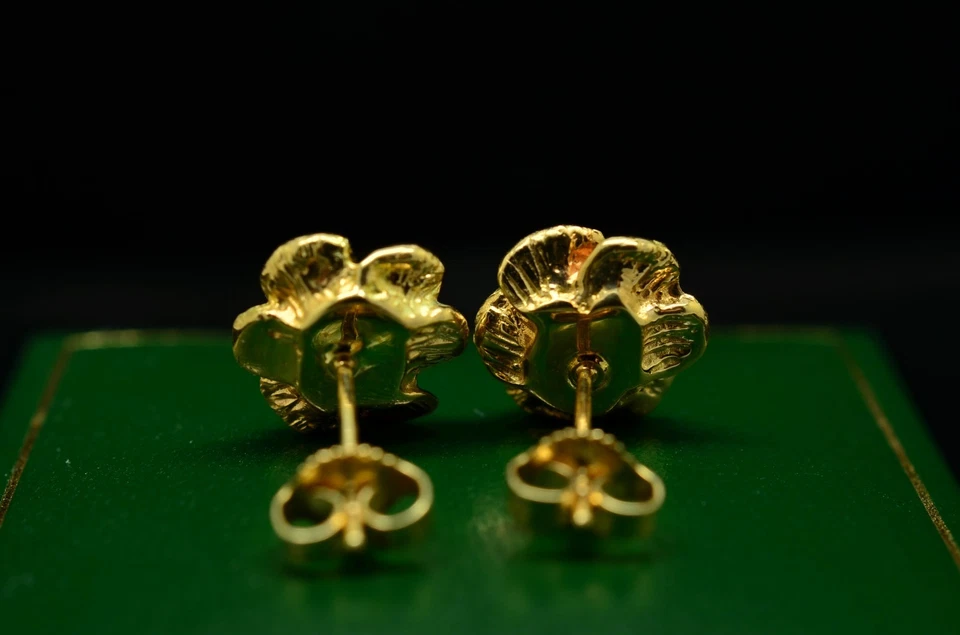 Aretes de topacio azul con montura de flores de oro amarillo de 14K Foto 4 de 4