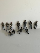 Modellbau 1:35  11 verschied. Figuren montiert u. bemalt deutsche Soldaten WWII