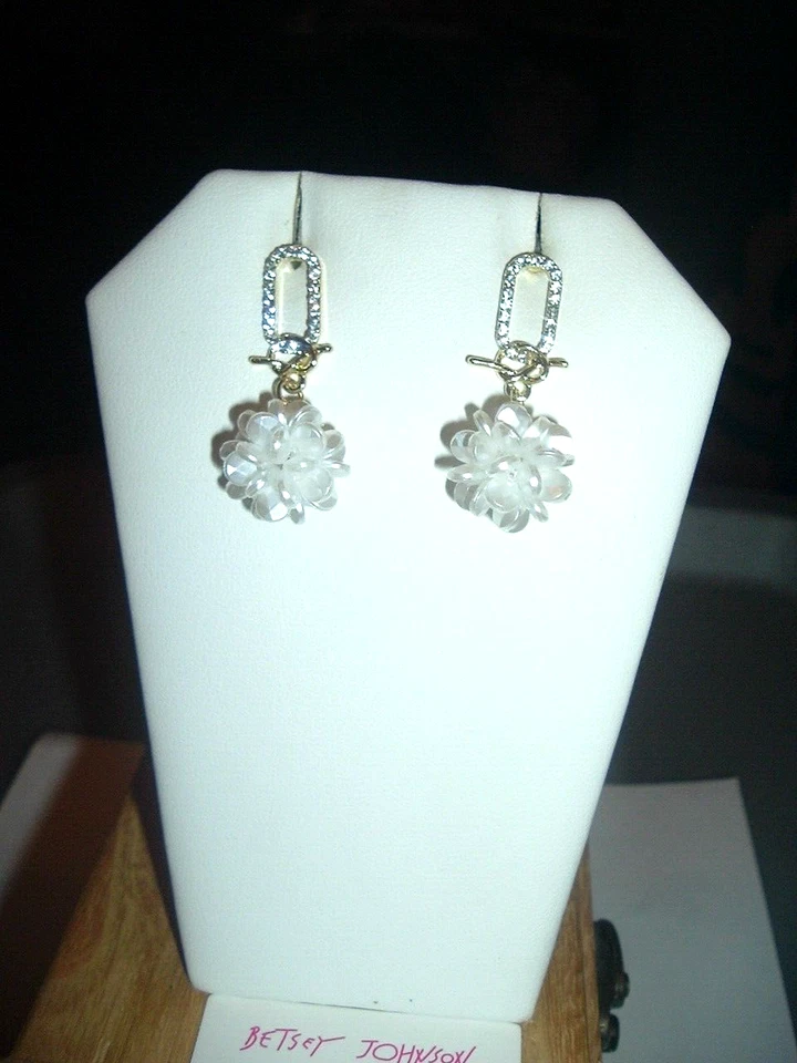 PENDIENTES COLGANTES FLORES BLANCAS oro clip postes Betsey Johnson perforados - nuevos con etiquetas Foto 3 de 4
