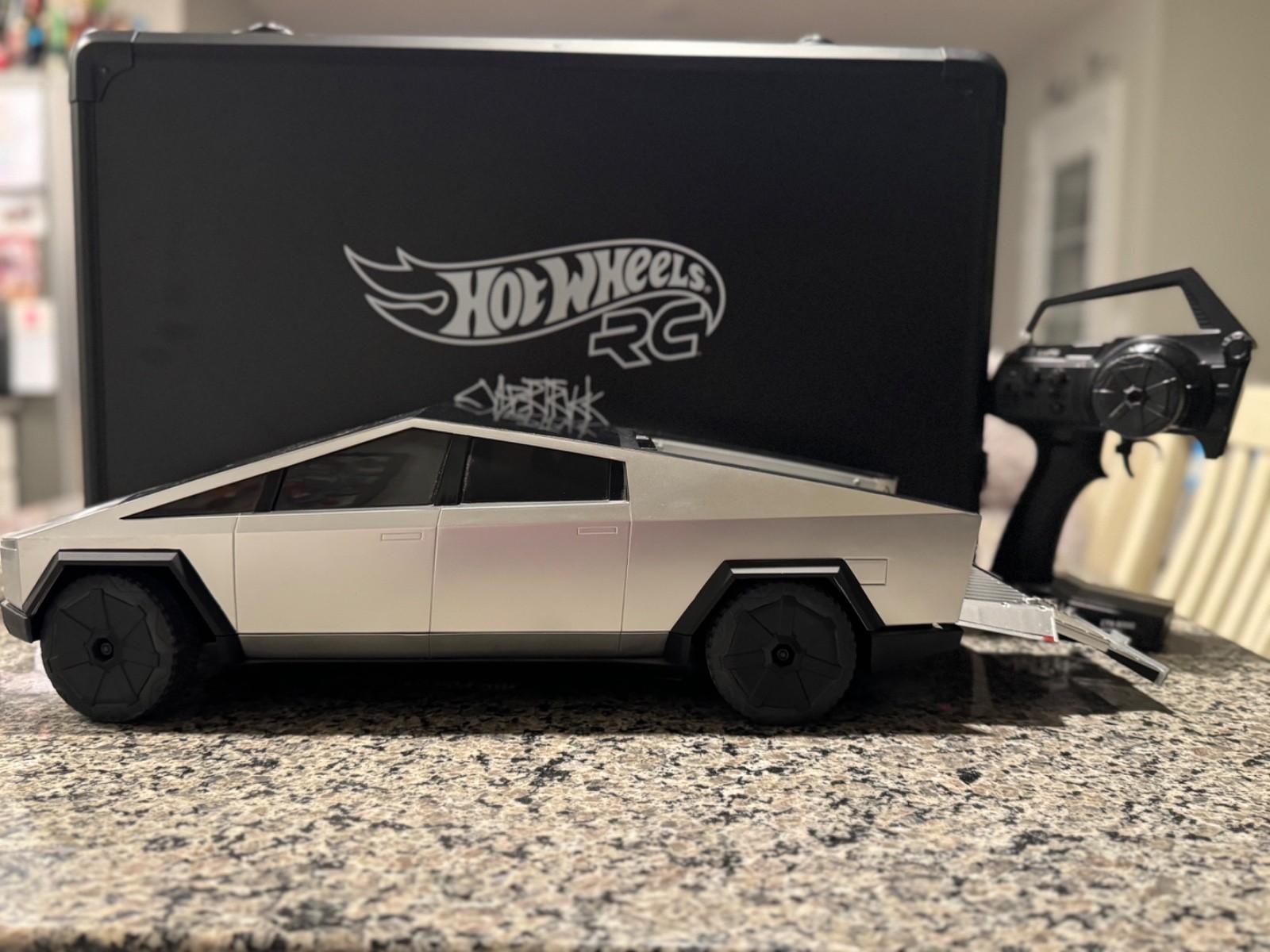 Tesla Cybertruck R/C 1:10 Hot Wheels by Mattel Limited Edition GXG31-9993 *NEW*