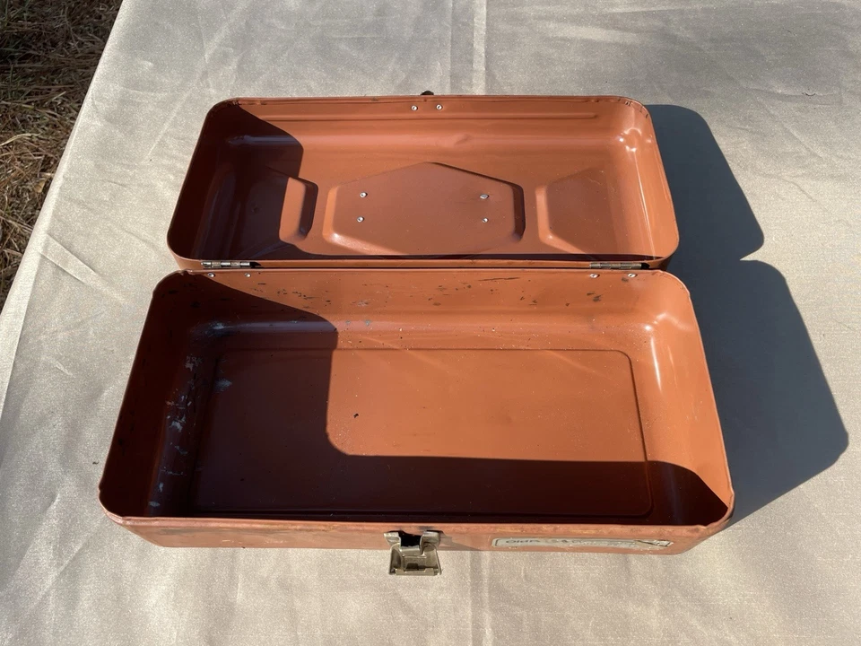 Caja de herramientas/aparejos de pesca de metal Old Pal Woodstream 17543 de colección 13" x 6" x 4" Foto 2 de 4