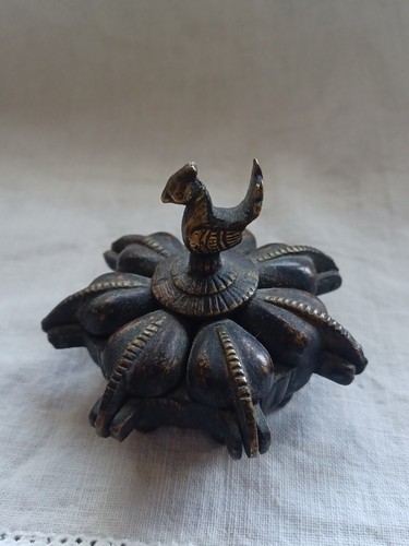 Antique Indian Brass / Bronze Tika/Tikka Box for KUMKUM Powder / Spice India - Picture 3 of 11
