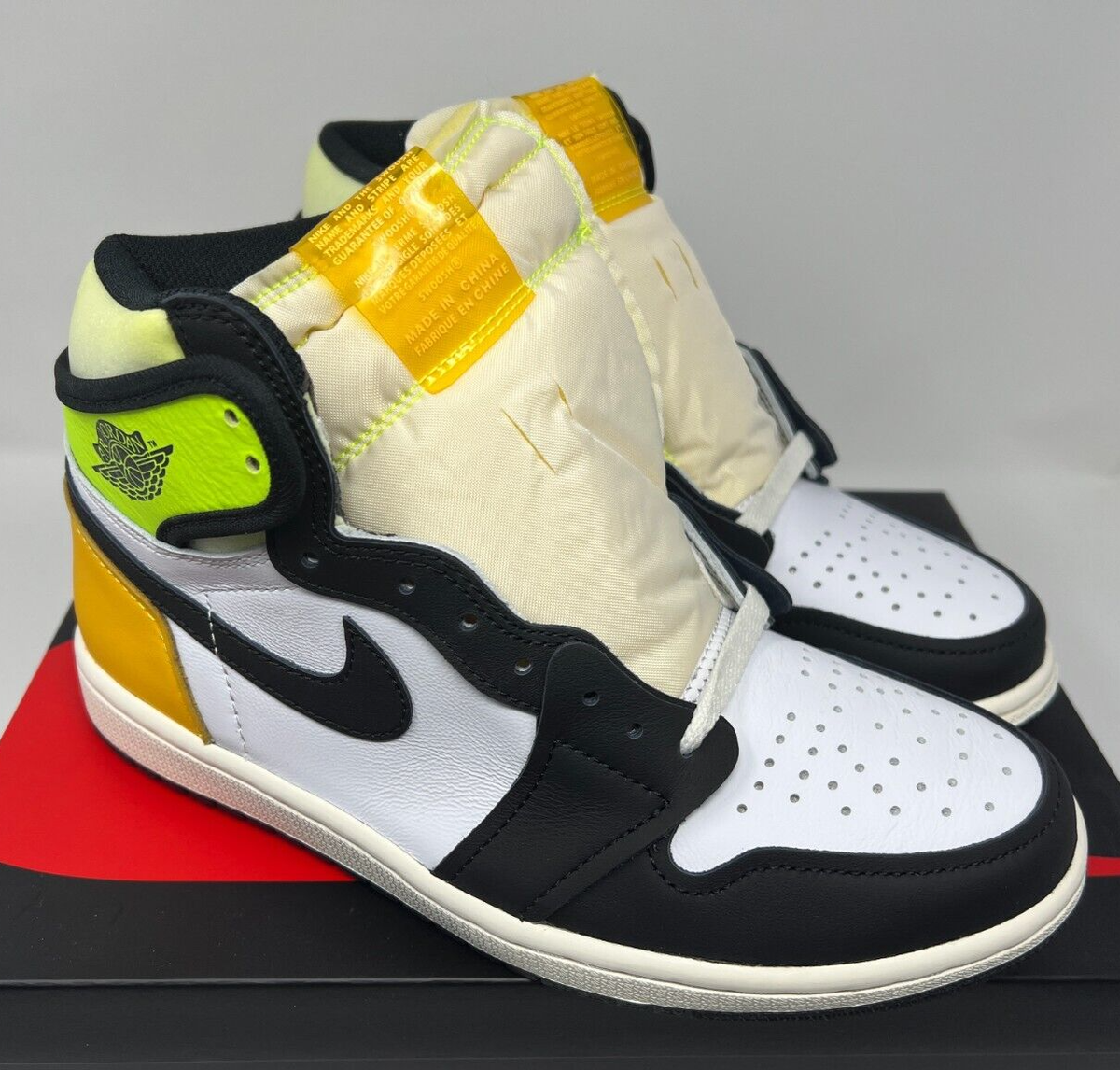 NIKE AIR JORDAN 1 RETRO HIGH OG ナイキ エア ジョーダン 1 レトロ ハイ OG WHITE/VOLT/UNIVERSITY GOLD Nike Air Jordan 1 Retro High OG White Black Volt University Gold