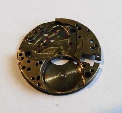 Un beau collier vintage africain fait main, composé de capuchons Un beau collier vintage africain fait main, composé de capuchons
