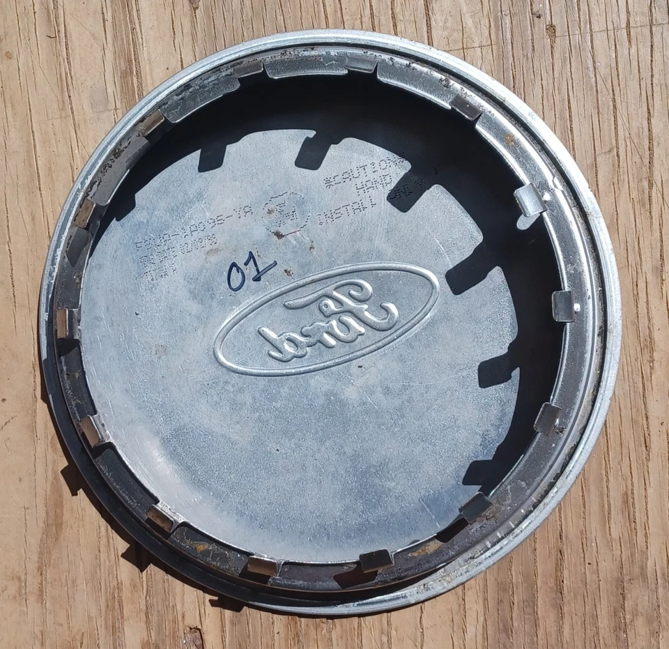 Tapa central mecanizada Ford E150 Econoline, 1993-2003, p/n F5UA-1A096-YA 01 Foto 3 de 3