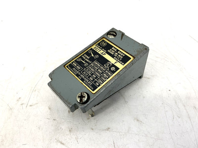 Allen Bradley 802T-AP Ser F Limit Switch Oiltight Plug-In 2 Circuit 10A 600VAC