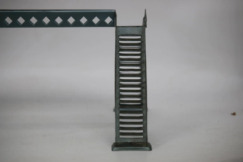 Antiguo De Colección Minitoys Puente Peatonal Tren Escaleras de Lata Irvington NJ Juguete Raro Foto 3 de 4