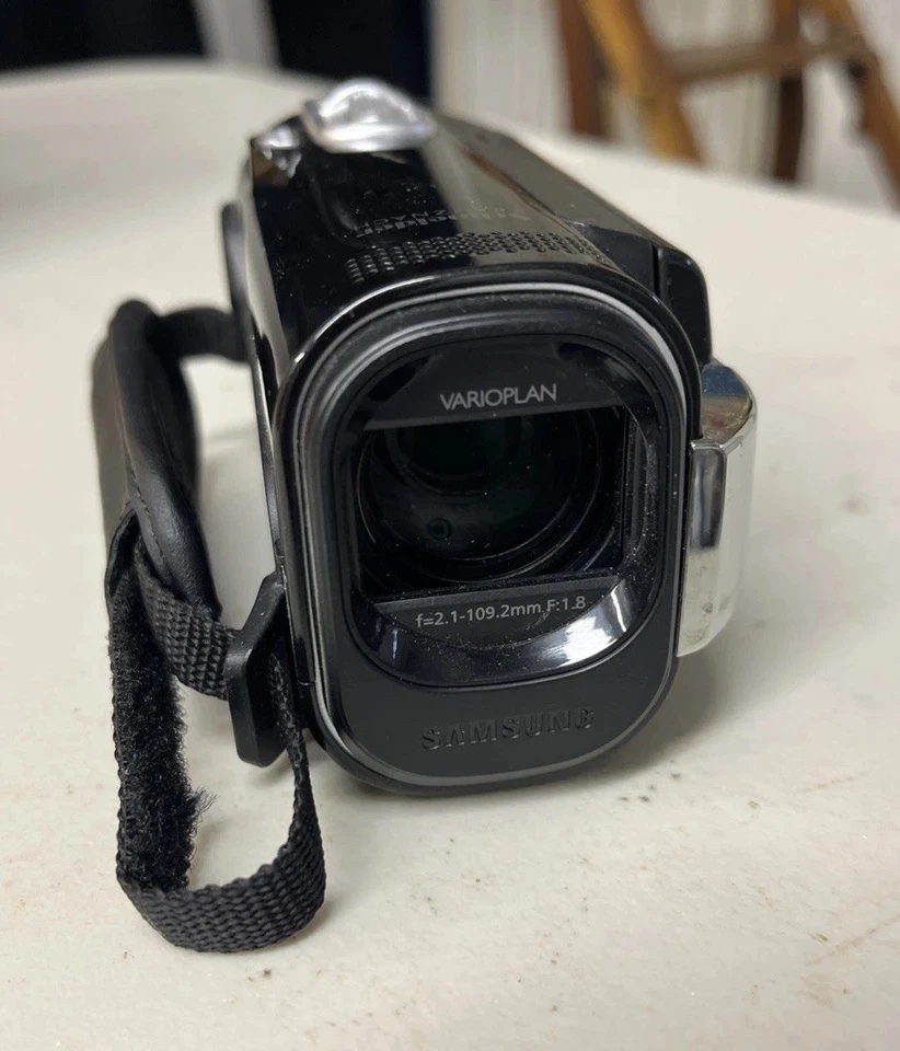 Samsung Small Handheld F40 Camcorder -  Black - Image 2 of 4