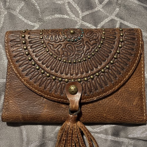 Patricia Nash Colli Distressed Leder Nieten Klappe Quaste Geldbörse Cognac Braun - Bild 1 von 9