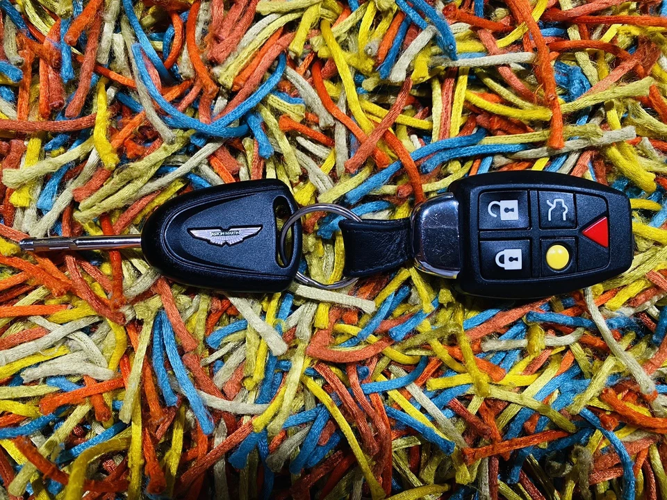 🟣 LLAVERO REMOTO ASTON MARTIN DB9 VANTAGE 05-09 SMART (PROBADO) 5 botones Foto 4 de 4