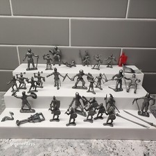 Lot of silver gray tone plastic SOLDIERS medieval TOY fighting Figures