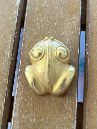 Frog Brooch Pin Crouching Gold 1.5”  Tall Vtg Animal Kitschy Costume Jewelry