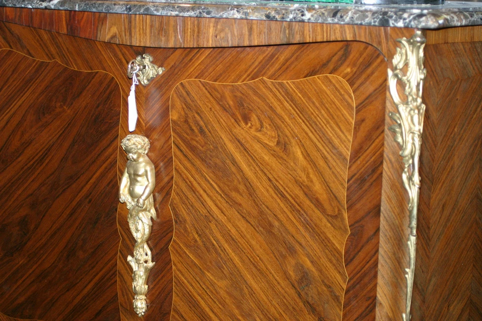 ARMÁRIO ANTIGO ESTILO FRANCÊS LXV BRONZE, TAMPO DE MÁRMORE 19º C. - Imagem 3 de 4