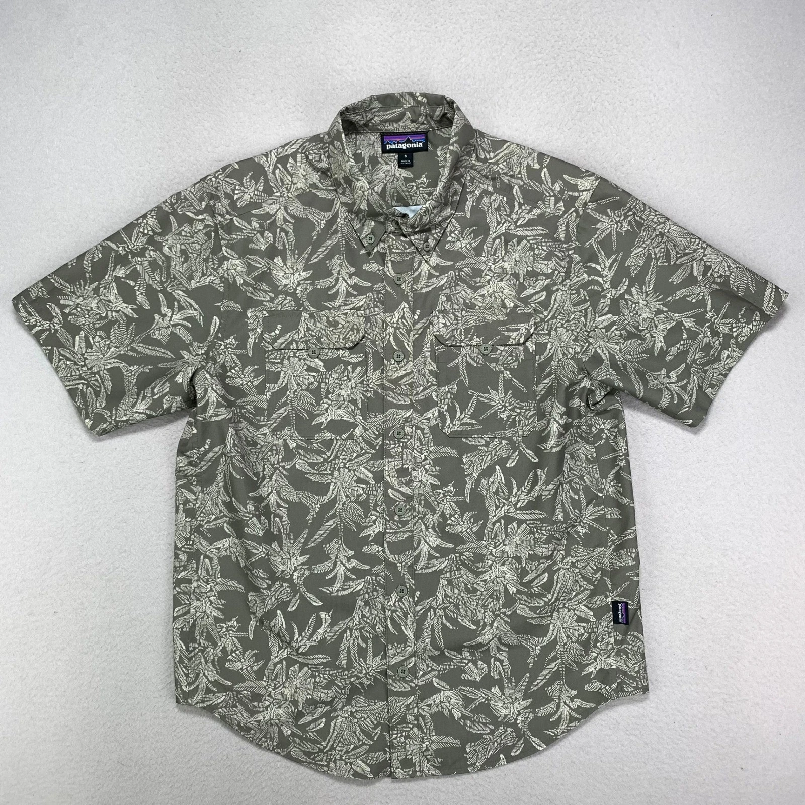 Patagonia Self Guided Hike Shirt Mens Small Green Floral Short Sleeve Button Up