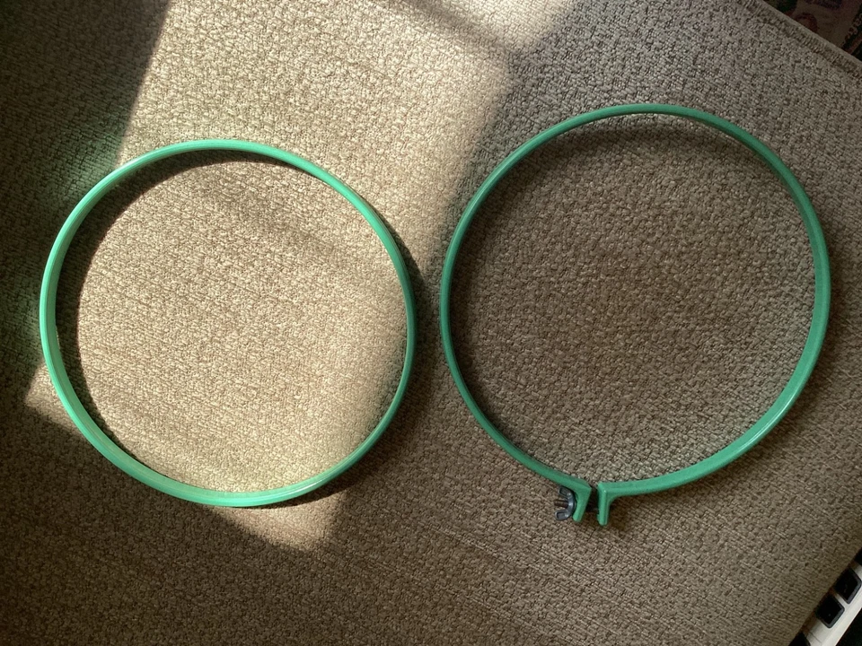 Vintage Bakelite (?) 1960’s Embroidery Hoop - excellent condition - Image 2 of 4