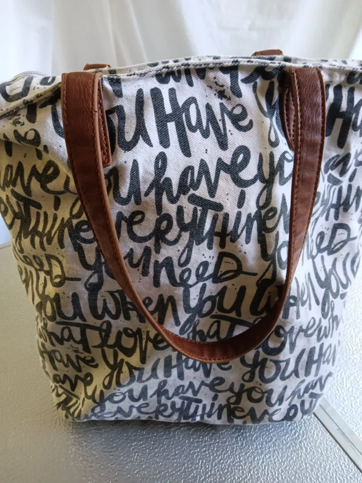 Bolso de Mano Love What You Do Blanco y Negro con Corazón Amarillo Llámalo Primavera Foto 3 de 4