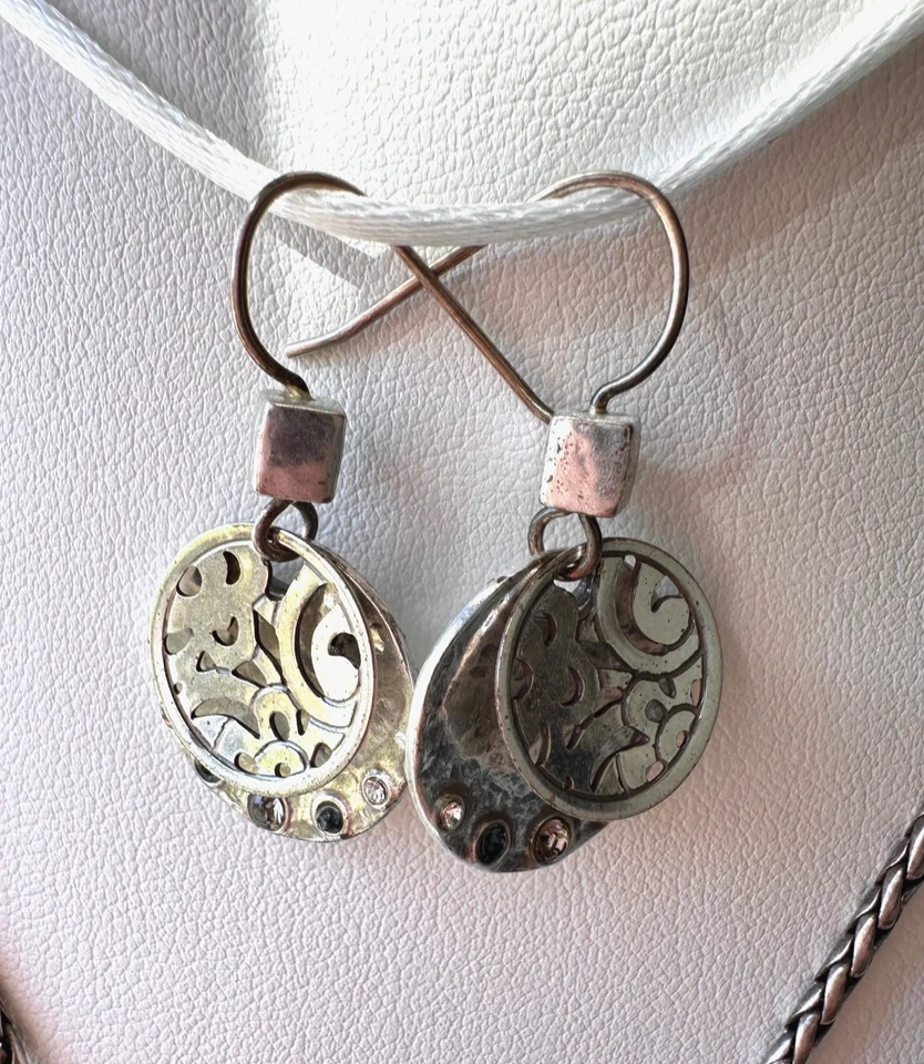 Hermoso juego de collar y pendientes Brighton tono plata con cristales azules y transparentes Foto 3 de 4