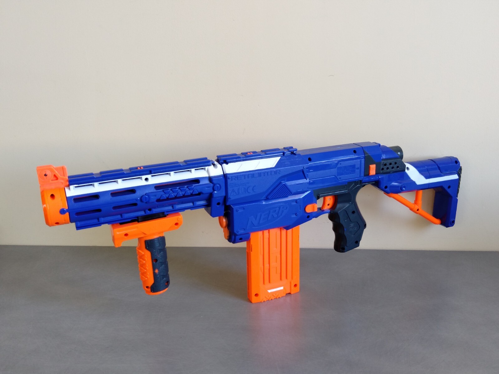 Pistolet Nerf - 29x15x5cm - 8 motifs en mousse - Portée 18m - bleu