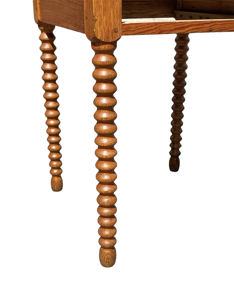 MESA DE TRABALHO ANTIGA ESTILO FEDERAL PINHO AMARELO SUL COM CARRETEL PERNAS VIRADAS - Imagem 4 de 4