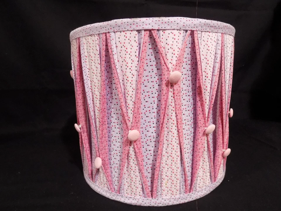 Pantalla de lámpara rosa y púrpura botón lunares perfecta para habitación de niña Foto 3 de 4