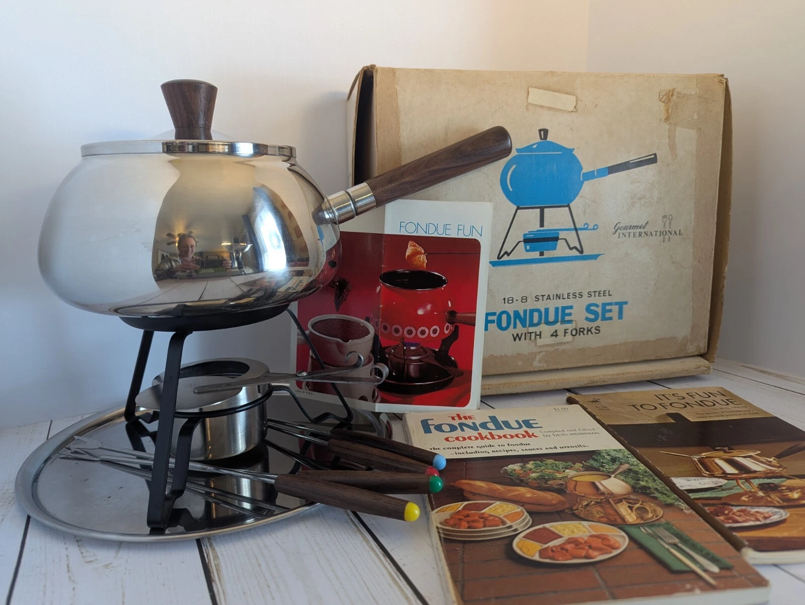 Vintage Gourmet International Fondue Set With Box Stainless Steel W/2 Cookbooks
Opens in a new windo