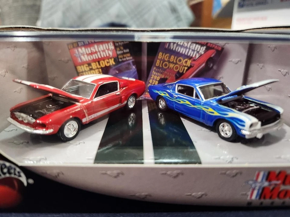 Hot Wheels Mustang Mensal 2-Car CONJUNTO DE MUSTANGS, '67 SHELBY, '65 SHELBY GT MUST - Imagem 2 de 4