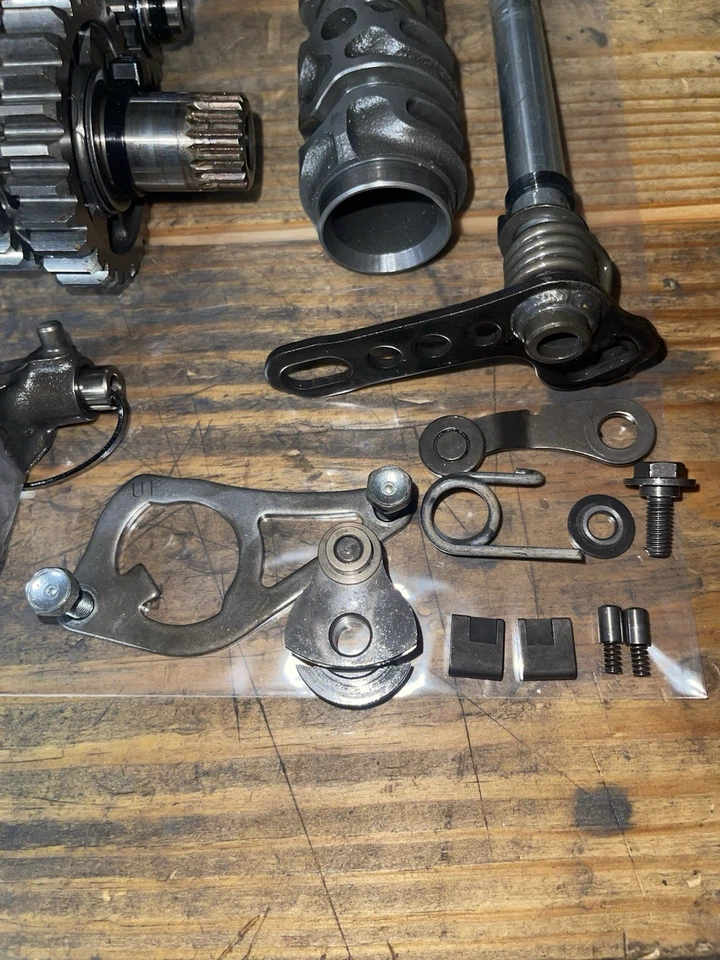 2006 Honda CRF250R коробка передач и переключение передач в сборе - Изображение 2 из 4