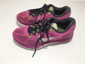 nike nere con baffo bianco