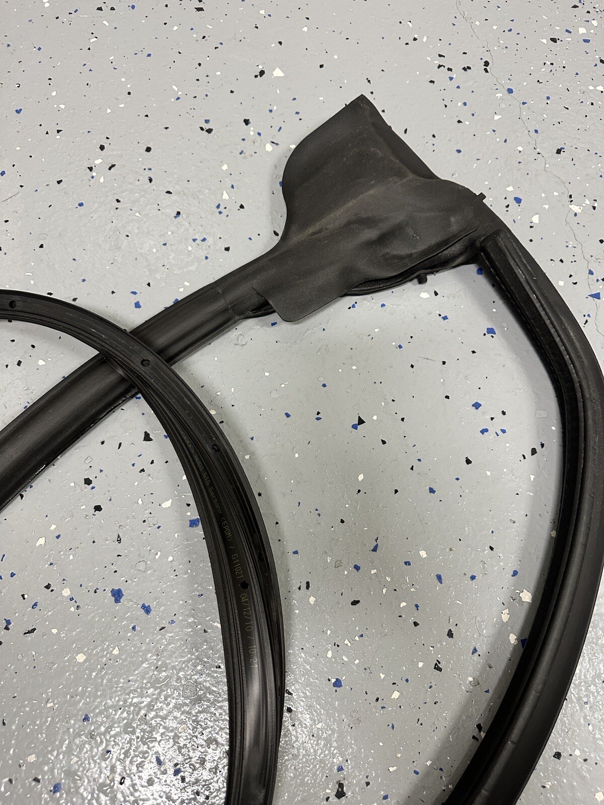 08-15 Audi R8 Right Passenger Door Weather-Strip Molding- Audi (420-837-912)