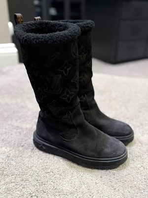 Black Louis Vuitton suede snow boots with fur lining and iconic monogram