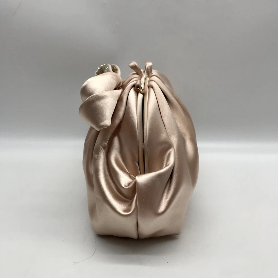 Bolso de Mano Convertible Badgley Mischka Champagne Posey Arco Satinado Foto 4 de 4