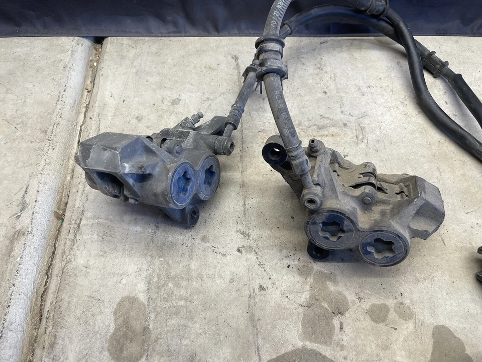 Juego de pinzas de freno de rueda delantera Yamaha YZF R6S 2003-2009 par OEM Foto 2 de 4