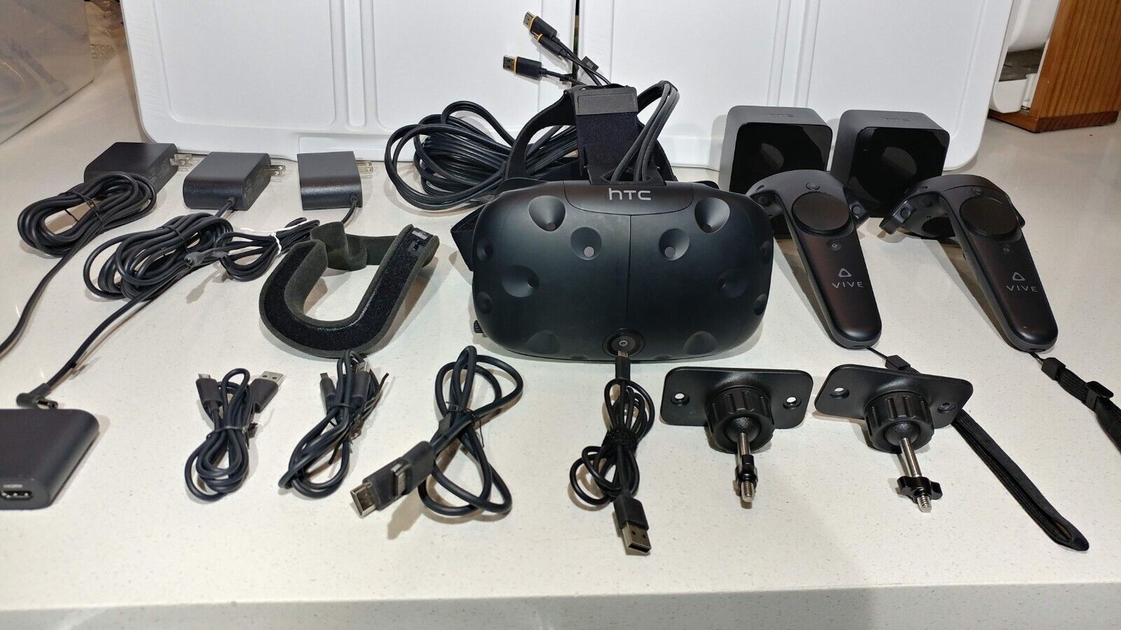 HTC Vive VR Headset Complete Set Full Kit System Virtual Reality ~ A+  Condition