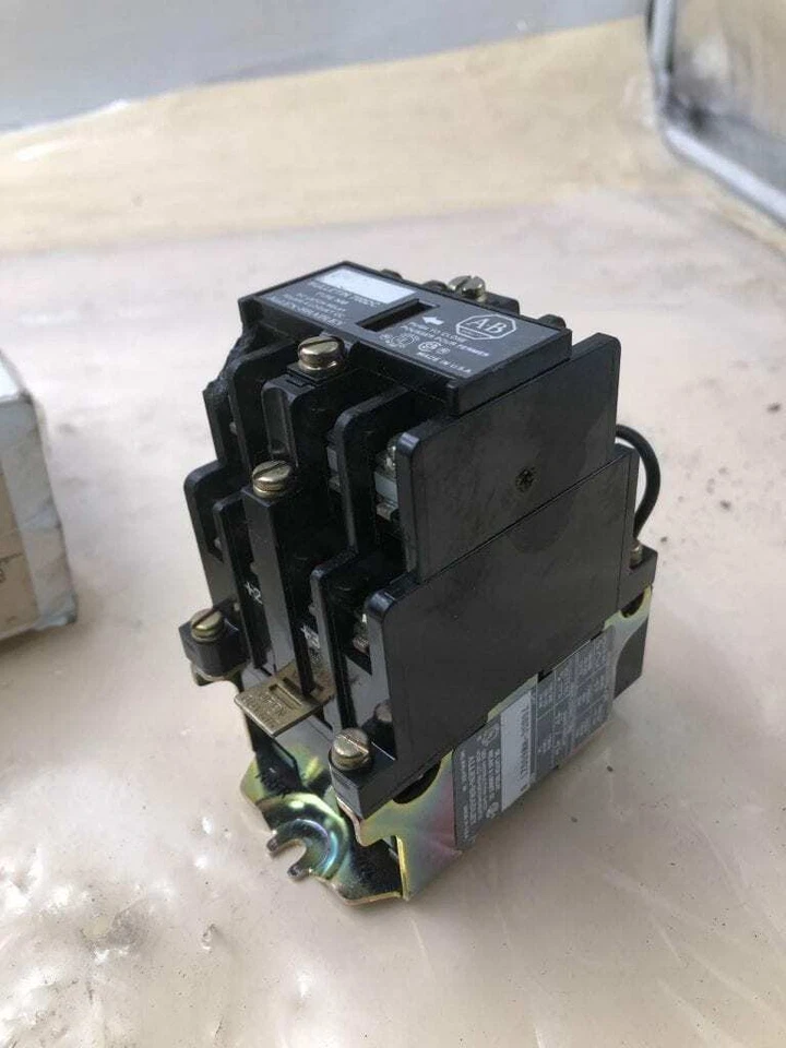 Relé de cierre Allen-Bradley 700DC-NM600Z1 serie B 115-125VDC - NUEVO EN CAJA Foto 2 de 4