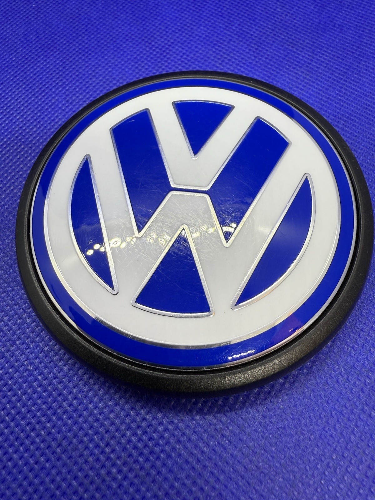 Logo cache moteur usé ? Remplacez-le par le badge bleu blanc OEM 036103940L Golf 4 Bora