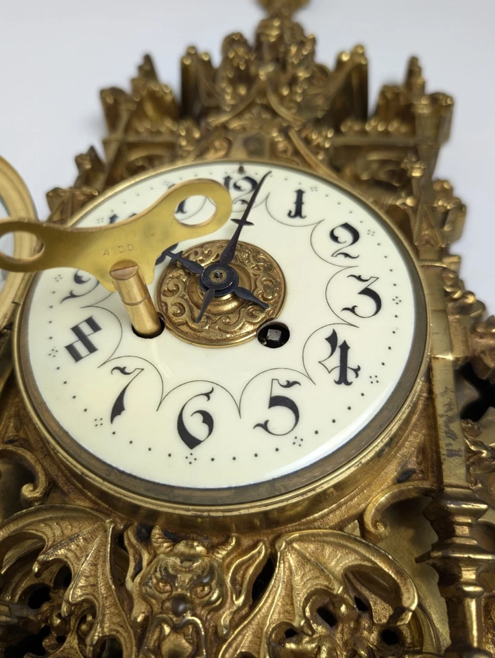 Antiguo reloj de pared francés de bronce de finales del siglo XIX - diseño ornamentado - con llave - se vende Foto 3 de 4